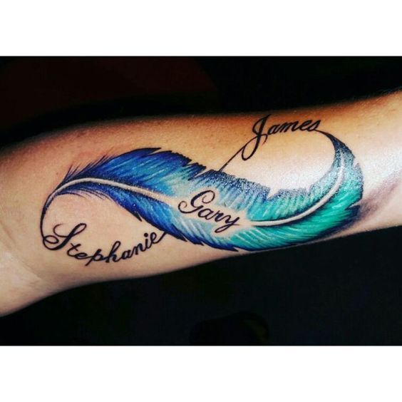 Tatuajes de infinito con plumas