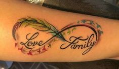 Tatuajes de infinitos con nombres y plumas 7