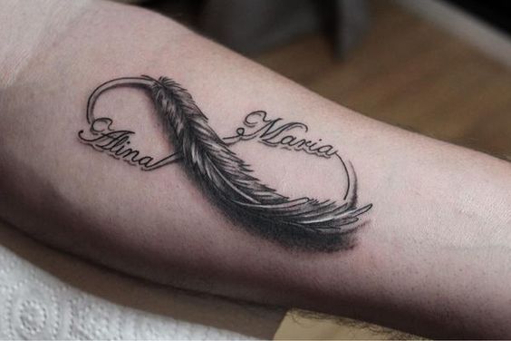 Tatuajes de infinitos con nombres y plumas 15