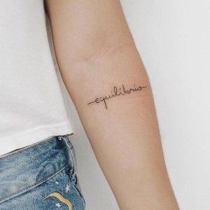 Tatuagens de infinitos con nombres y plumas