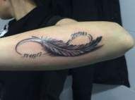 Tatuajes de infinitos con nombres y plumas 9