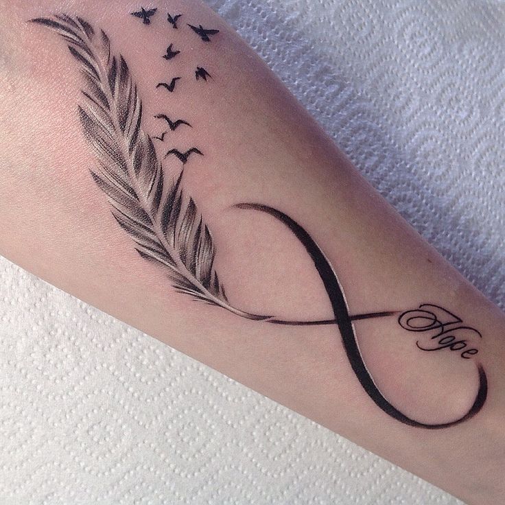 Tatuajes de infinitos con nombres y plumas 10