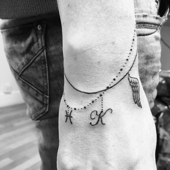 Tatuajes de iniciales 36