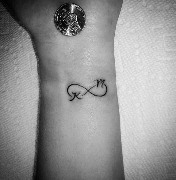 Tattoos von iniciales de nombres 31