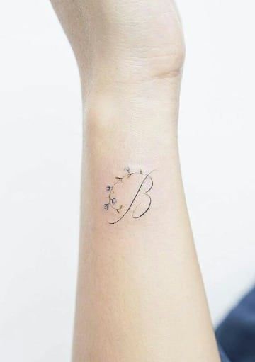 Tattoos von iniciales de nombres 19