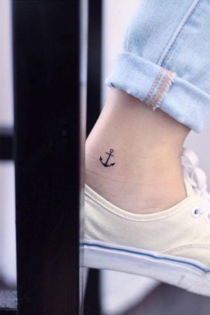 Tatuajes de iniciales en el tobillo