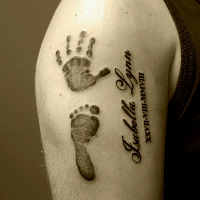 Tattoos of nombre zoe en el brazo 7