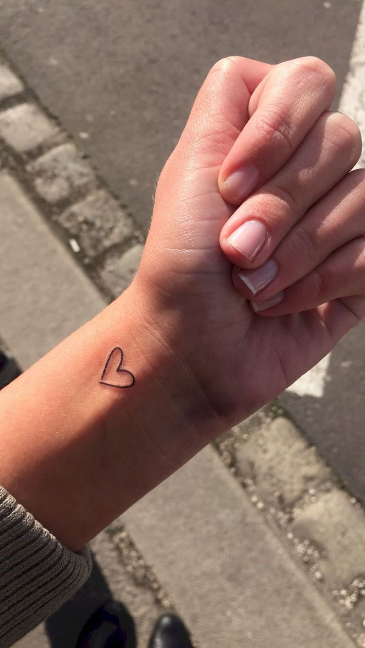 Tatuajes de nombres arriba del codo 16