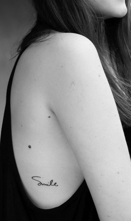 Tatuajes de nombres arriba del codo 21