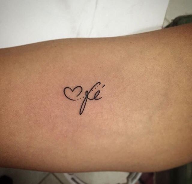 Tatuajes de nombres arriba del codo 12