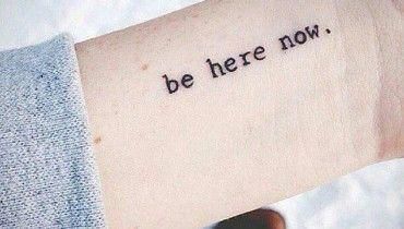 Tatuajes de nombres arriba del codo 48