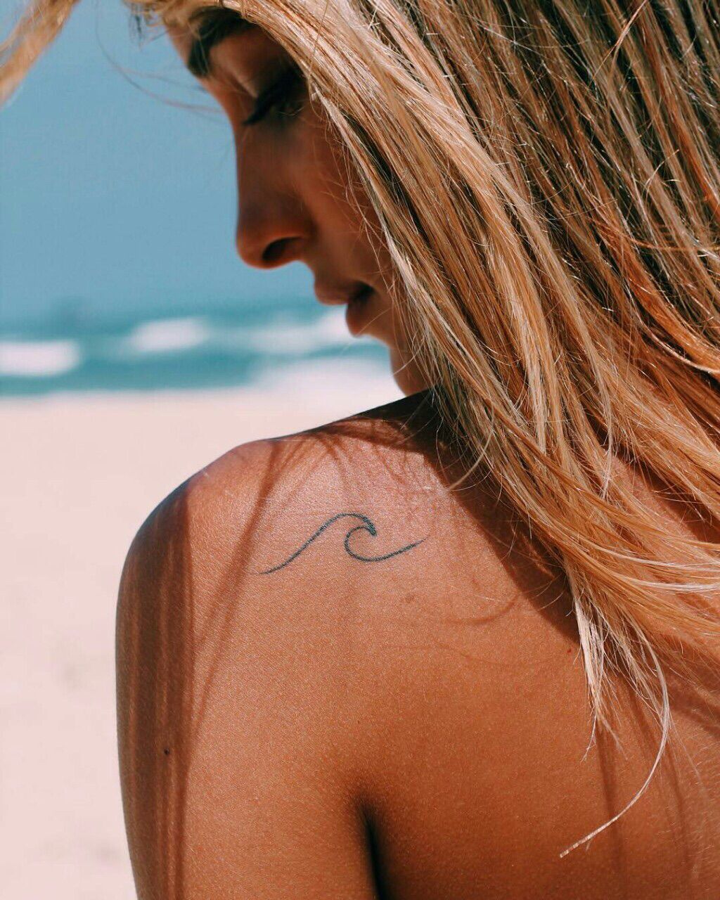 Tatuajes de nombres arriba del codo 11