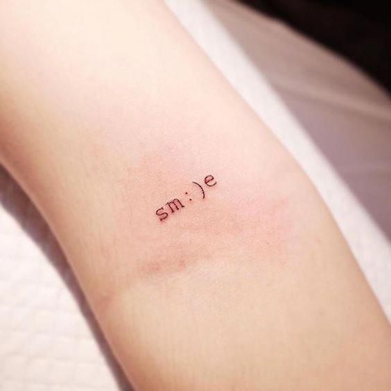 Tatuajes de nombres arriba del codo 35