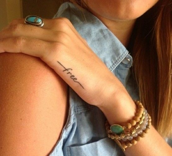 Tatuajes de nombres arriba del codo 40