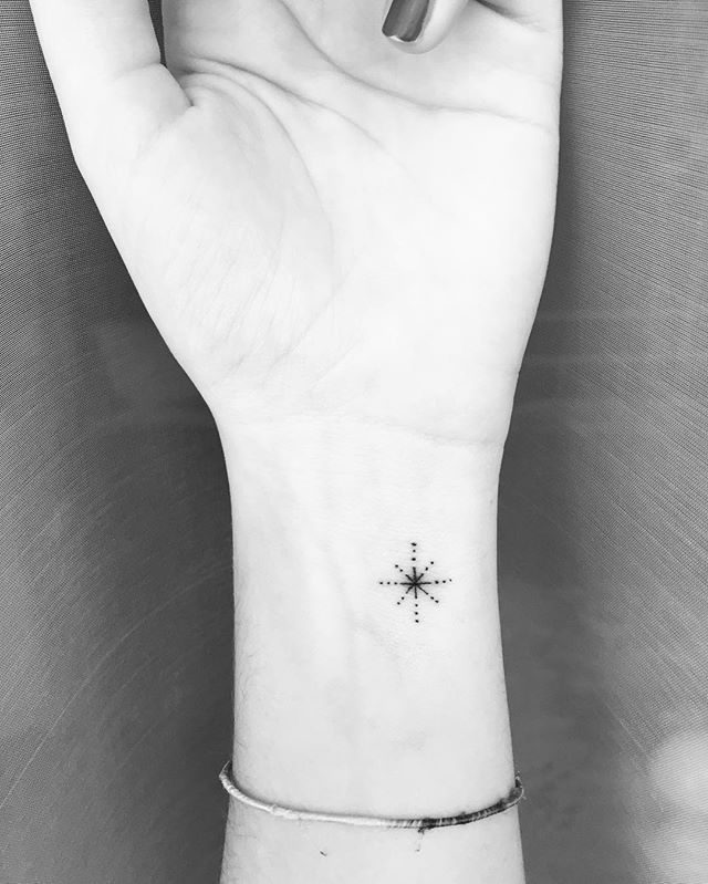 Tatuajes de nombres arriba del codo 29