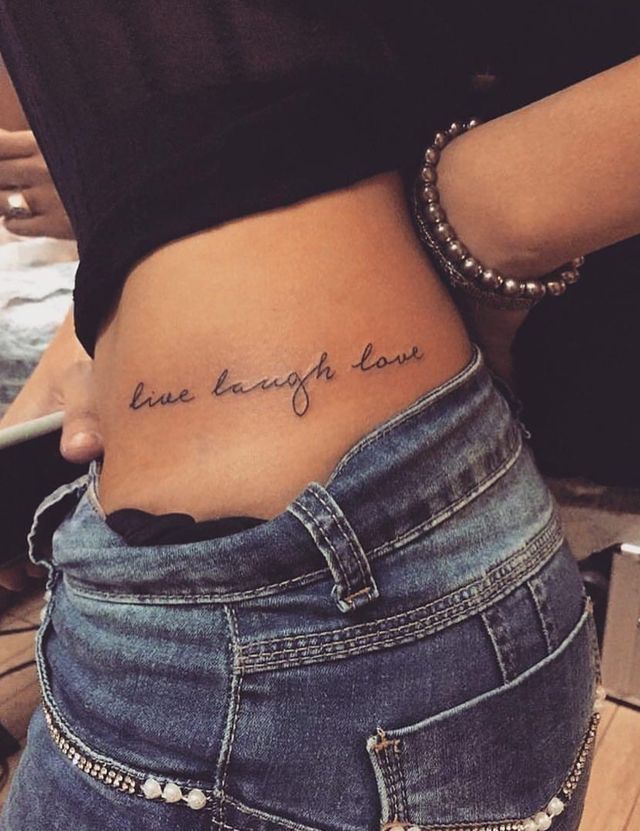 Tatuajes de nombres arriba del codo 43
