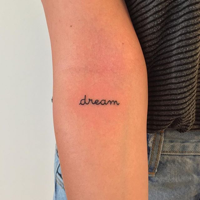 Tatuajes de nombres arriba del codo 8