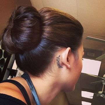 Tattoos of nombres atras de la oreja 15