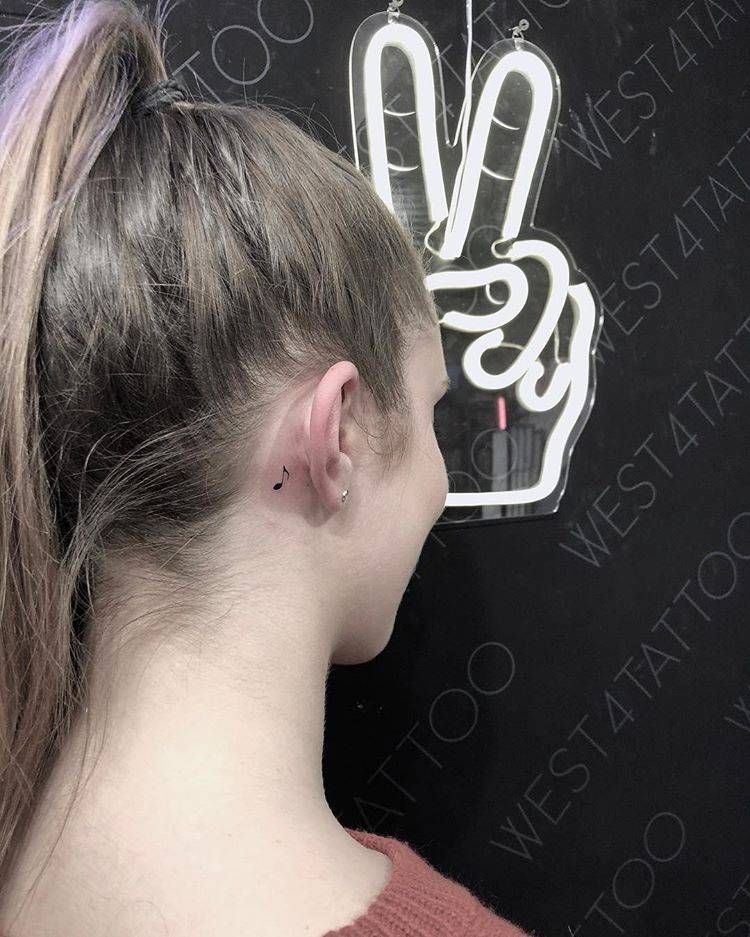 Tattoos of nombres atras de la oreja 13