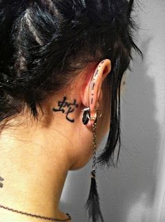 Tattoos of nombres atras de la oreja 2