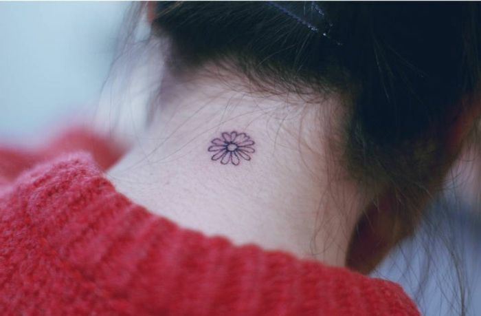 Tattoos of nombres atras de la oreja 14