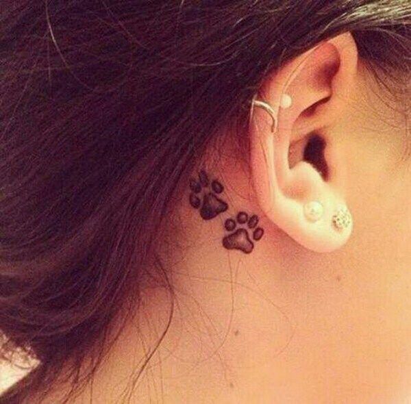 Tatuajes de nombres atras de la oreja