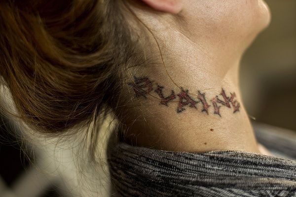 Tatuajes de nombres atras del brazo 16