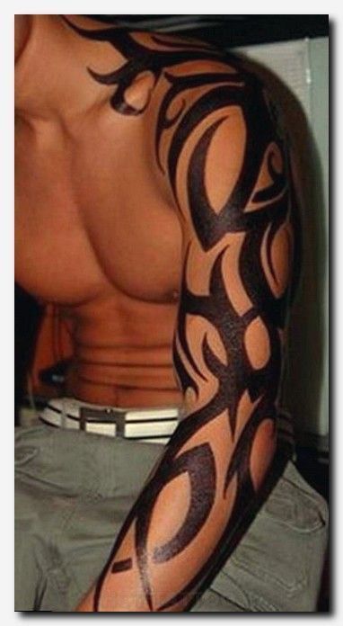 Tatuajes de nombres atras del brazo 10