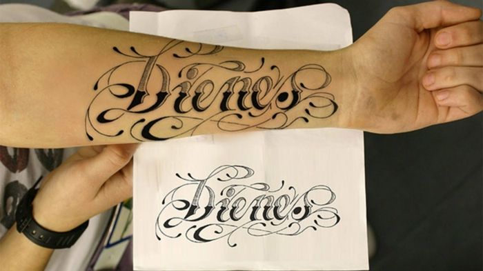 Tatuagens de nombres con adornos 13