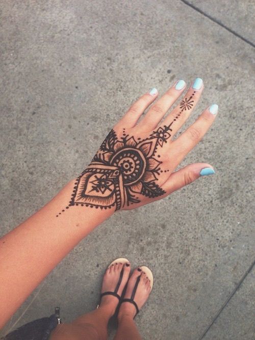 Tatuagens de nombres con flores 3