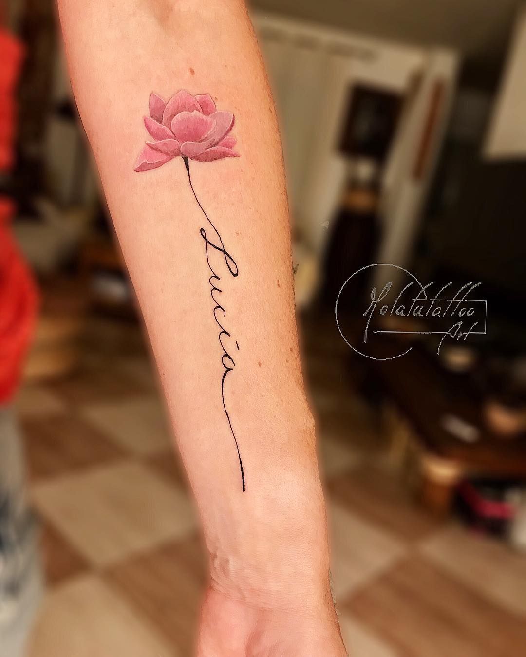 Tattoos von nombres con flores para mujeres 14