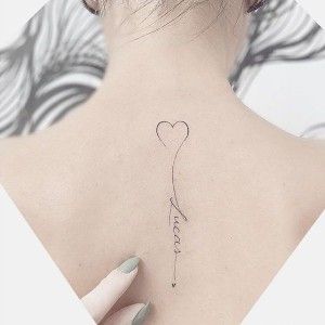 Tatuajes de nombres con flores para mujeres