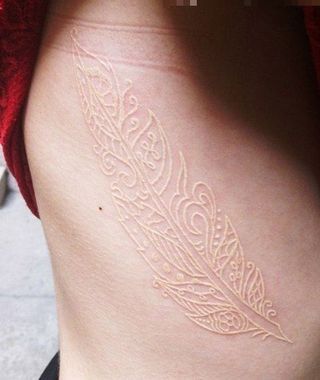 Tatuajes de nombres con plumas 26