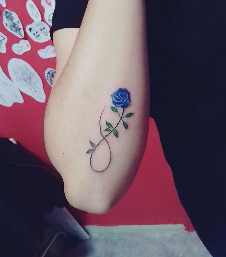 Tatuagens de nombres con plumas en el brazo 8