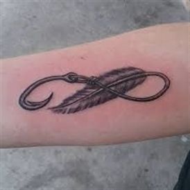 Tatuagens de nombres con plumas en el brazo 10