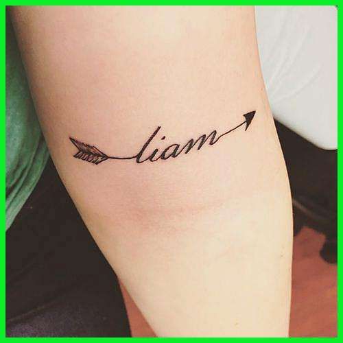 Tatuagens de nombres con plumas en el brazo 16
