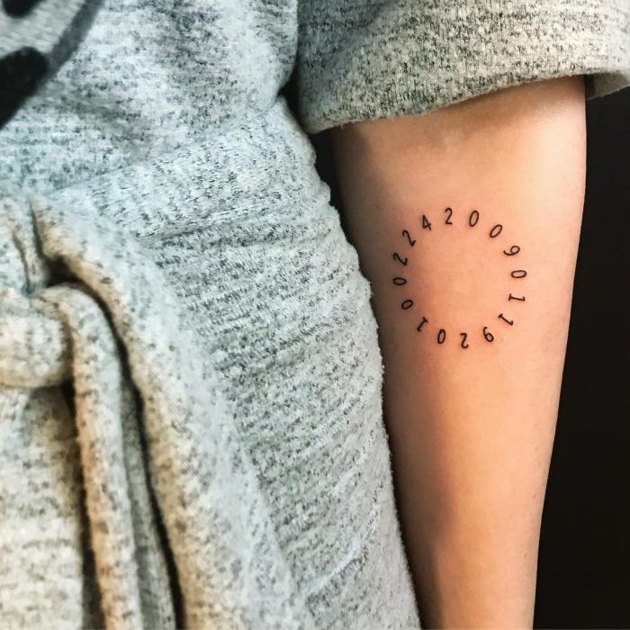Tatuagens de nombres con plumas en el brazo 14