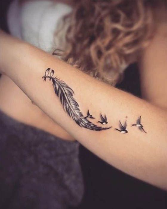 Tatuagens de nombres con plumas en el brazo 7