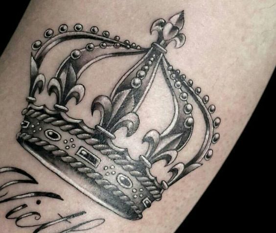 Tatuajes de nombres con una corona 35
