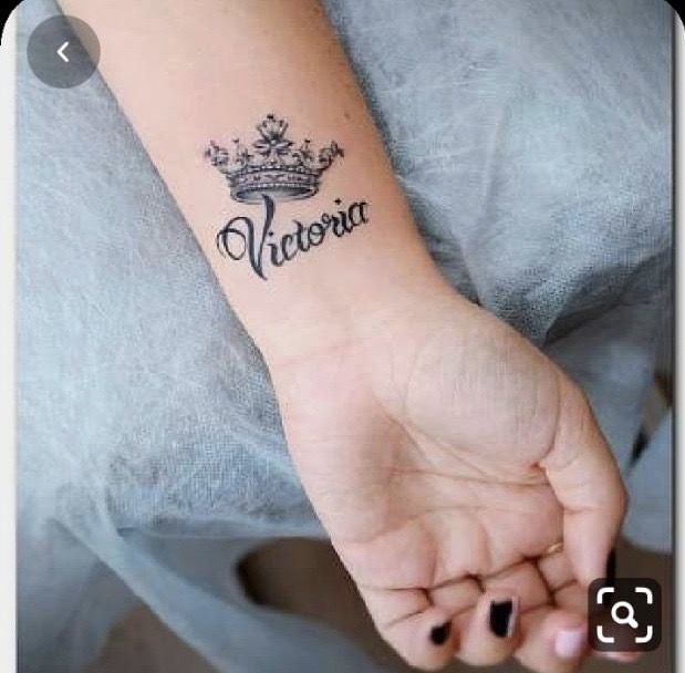 Tatuajes de nombres con una corona 7
