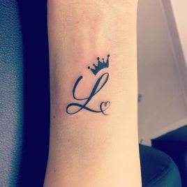 Tatuajes de nombres con una corona 34