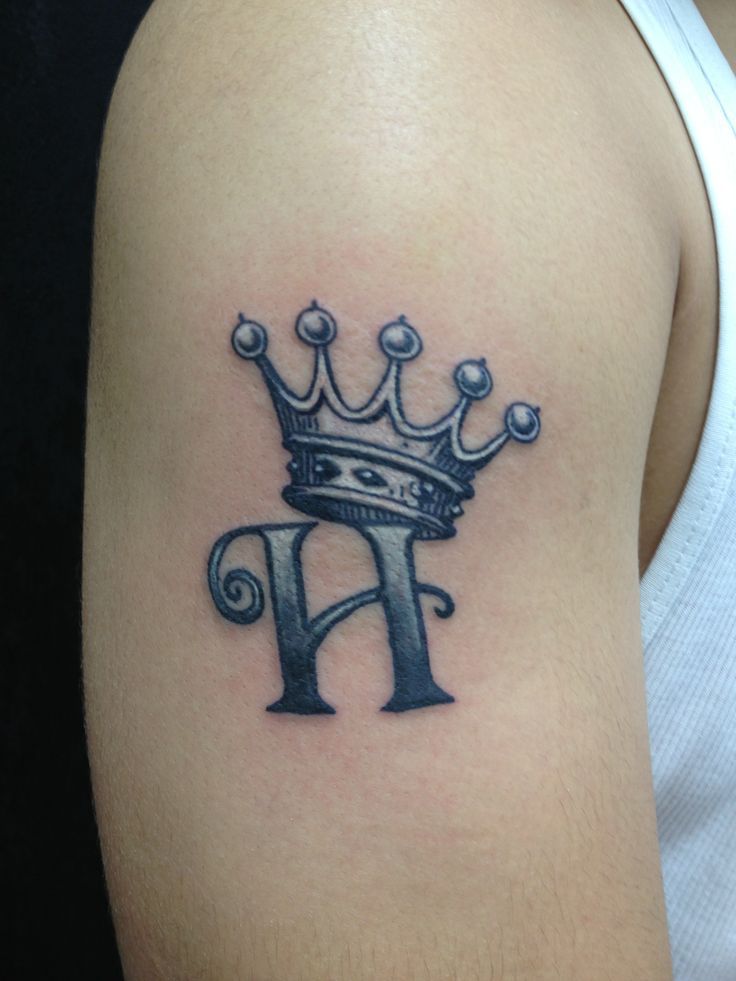 Tatuajes de nombres con una corona 16