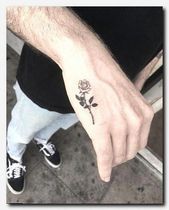 Tatuagens de nombres con una rosa 21