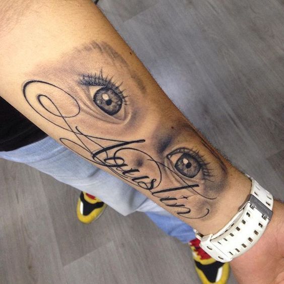 Tatuajes de nombres de hijas en el brazo