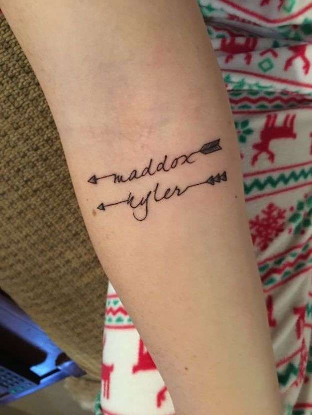 Tatuaggi di nombres de hijas en el brazo 5