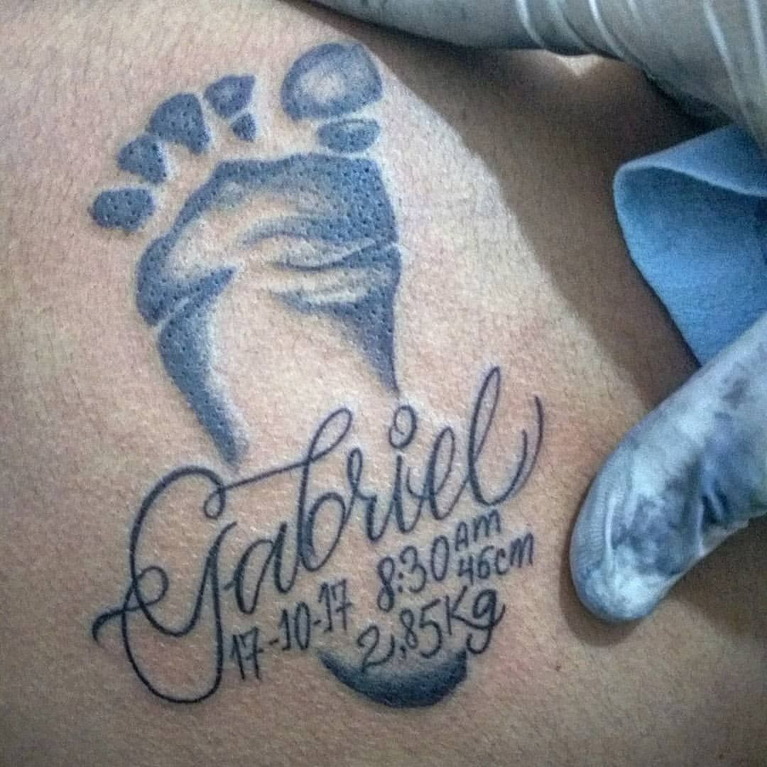 Tatuaggi di nombres de hijas en el brazo 7