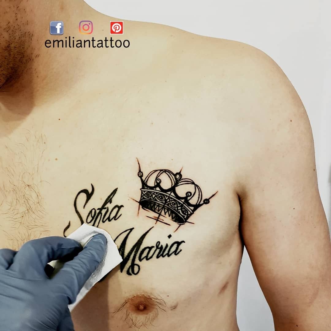 Tatuagens de nombres de hijos en el pecho 11