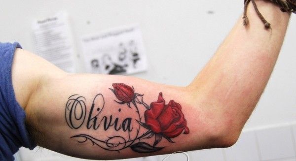 Tatuagens de nombres de hijos en el pecho 3