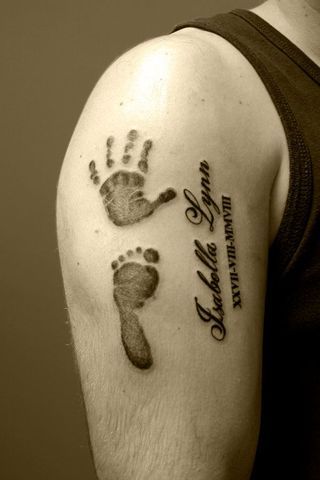 Tatuagens de nombres de hijos en el pecho 10