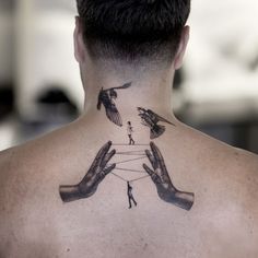 Tatuajes de nombres de hijos en el pecho